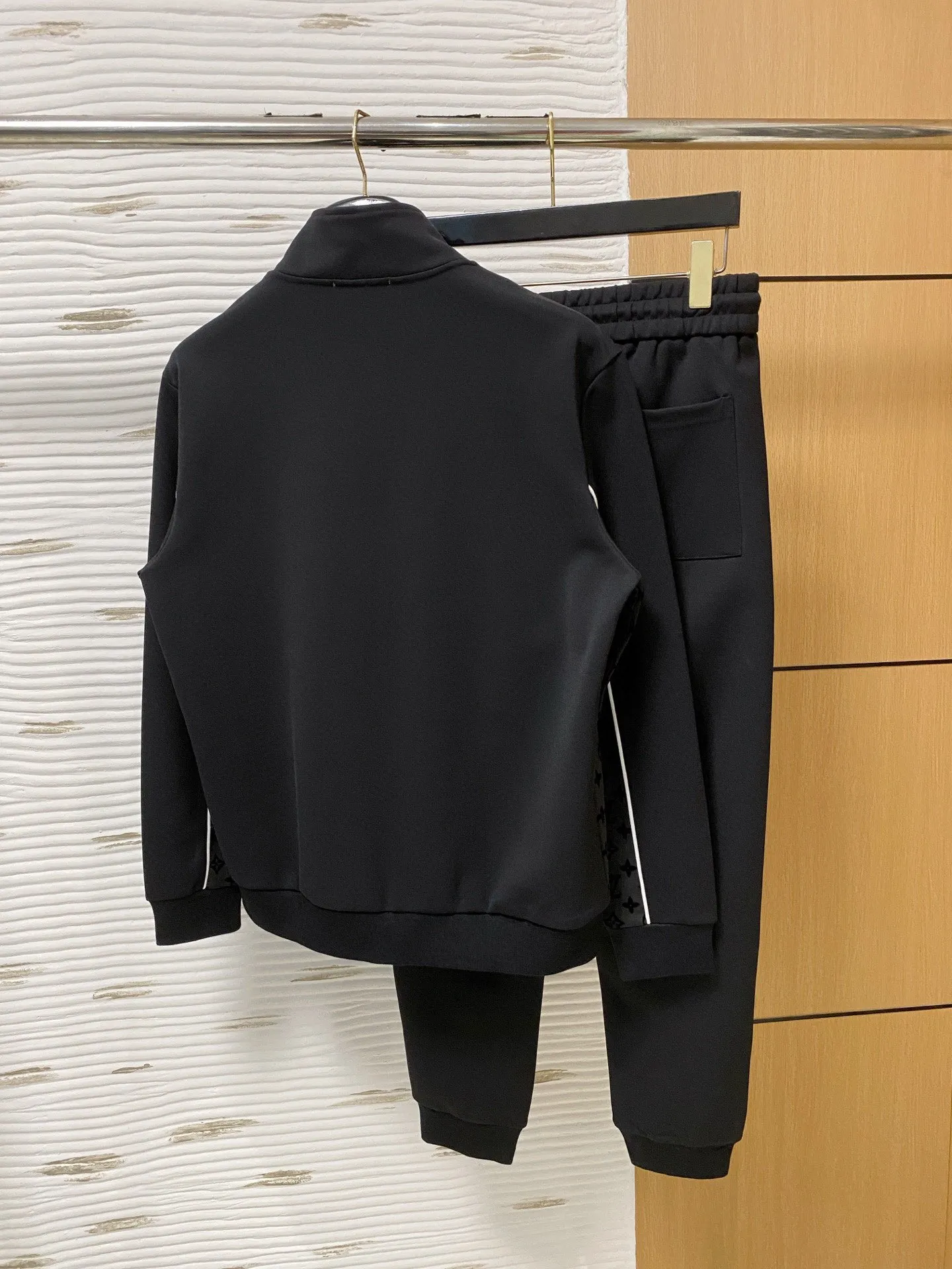 🅿️720 [LV Louis Vuitton] hot-selling suit is coming. Focus on the original version of the official website. 2025 new hot-selling cardigan and sweatshirt suit. The original order is the best. 🇭🇰The meticulous work of top designers. It has a fitting and perfect upper body effect. All-natural high-quality Tencel Roman cotton 100%, close-fitting comfort, noble and elegant! Original hardware embodies elegance and nobility! Counter size: M-3XL (maximum wear up to 190 pounds)